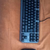 tastiera meccanica e mouse da gaming