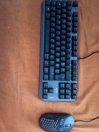 tastiera meccanica e mouse da gaming