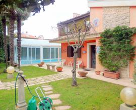 Villa con Piscina Coperta e Riscaldata