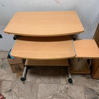 Scrivania porta computer con ripiani e ruote