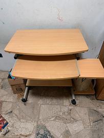 Scrivania porta computer con ripiani e ruote