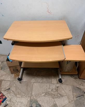 Scrivania porta computer con ripiani e ruote