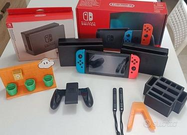 Nintendo Switch + 2 dock + accessori + 2 custodie