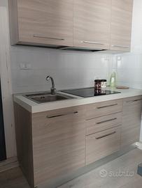 Cucina colore bianca e olmo naturale 