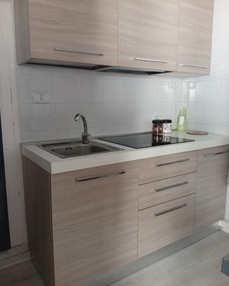 Cucina colore bianca e olmo naturale 