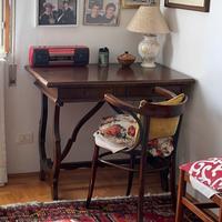 Tavolo vintage con sedia