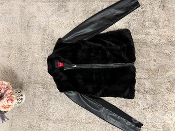 Giacca in ecopelle nera con pelliccia