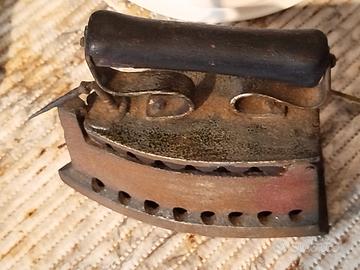 Ferro da stiro a carbone antico in ghisa. 