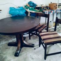 Tavolo rotondo con sedie