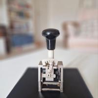 Timbro datario vintage in metallo