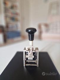 Timbro datario vintage in metallo