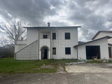 Rustico / Casale di 200 m² con box auto a Umbertid