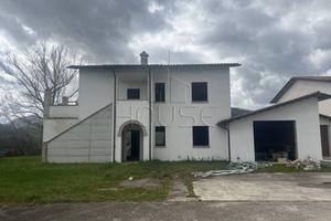 Rustico / Casale di 200 m² con box auto a Umbertid