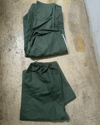 Giaccone e pantaloni anti pioggia e altro