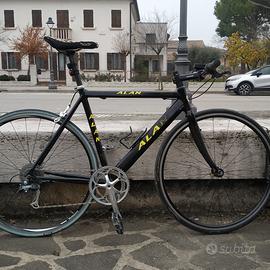 bici da corsa con manubrio flat