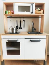 Cucina bimbi in legno con accessori