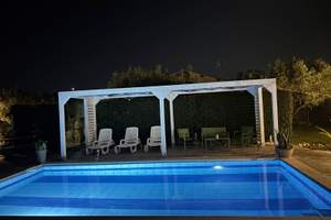 Struttura con piscina