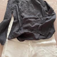 Gonna camicia e orecchini.