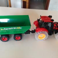 Trattore, camion e insabbiatrice