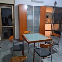 Tavolo con 4 sedie Calligaris con mobile abbinato