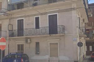 Intero palazzo pieno centro con garage