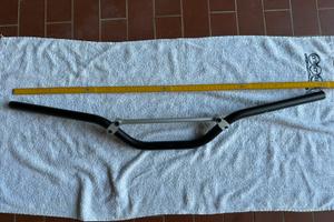 Manubrio aftermarket a piega bassa con traversino