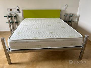Struttura letto+materasso+2 comodini acciao-vetro