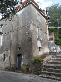 Casa indipendente 3 livelli + 2 cantine + giardino
