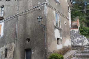 Casa indipendente 3 livelli + 2 cantine + giardino