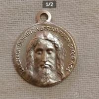 Medaglia col volto di Gesù con incisione in latino
