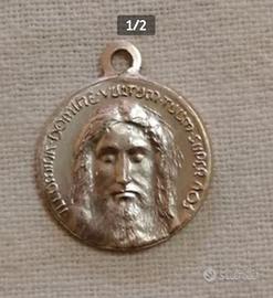 Medaglia col volto di Gesù con incisione in latino
