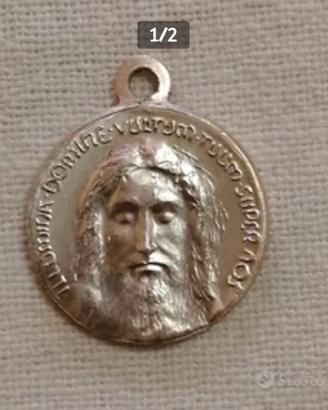 Medaglia col volto di Gesù con incisione in latino