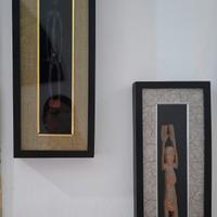 cornici in legno con statuette africane 