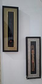 cornici in legno con statuette africane 