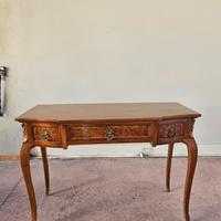 Scrivania piana in stile Luigi XV in noce