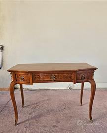 Scrivania piana in stile Luigi XV in noce