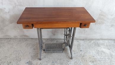 tavolino di legno base ghisa Singer 