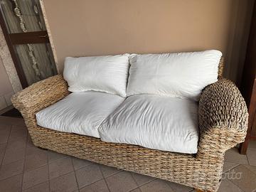 Divano in vimini con tavolino