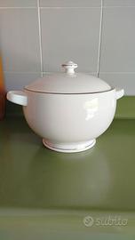 Zuppiera in ceramica con profili d'orati 