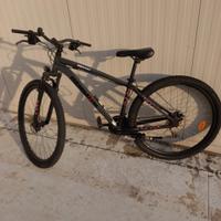 Bicicletta montainbike con cambio 