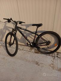Bicicletta montainbike con cambio 