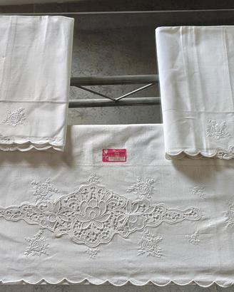 Vecchio lenzuolo matrimoniale in cotone con federe