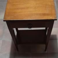 Comodino con un cassetto