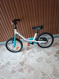 Bicicletta B-twin celeste e bianca misura 14