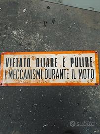Vecchie insegne officina per arredamento e vetr