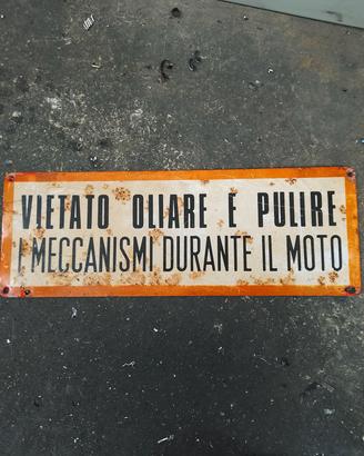 Vecchie insegne officina per arredamento e vetr
