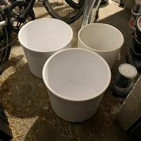 Vasi bianchi per piante