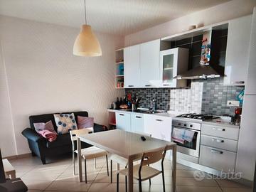 Singola a studentessa o lavoratrice referenziate