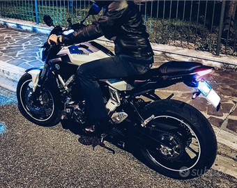 Moto Yamaha MT 07 con accessori