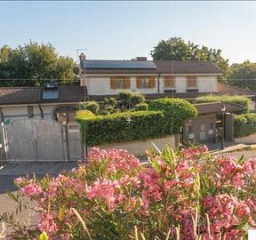 Villa bifamiliare (porzione), Villaggio Montebello